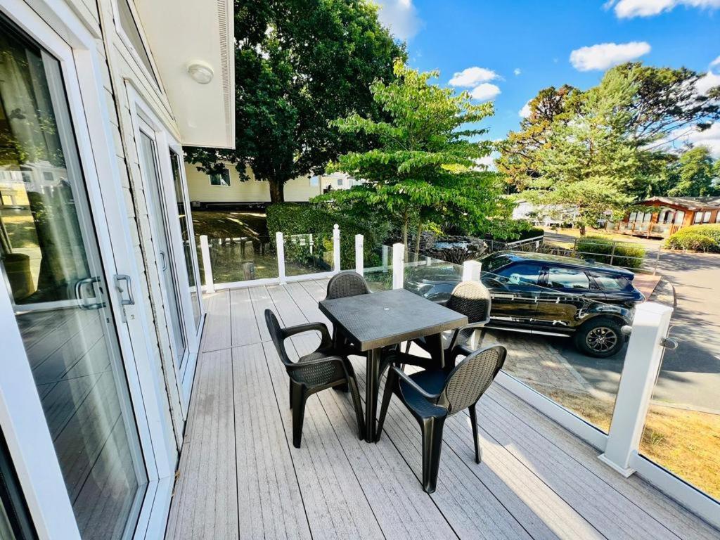 Waterfall Retreat Poole Exterior foto